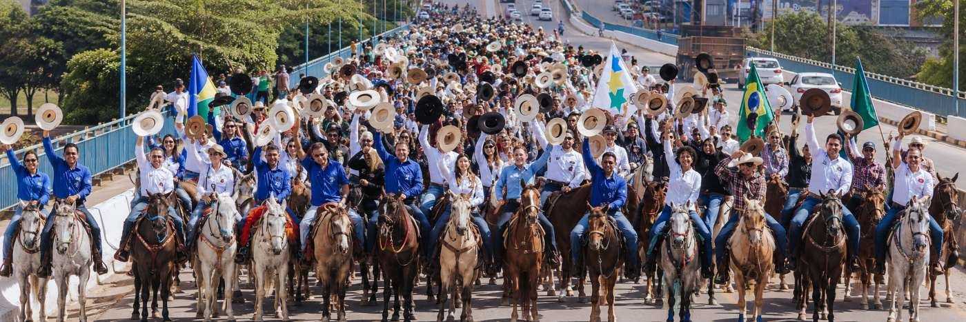 Cavalgada com grande público, cavaleiros, bandeiras e moradores durante programação da Expojipa em Ji-Paraná.