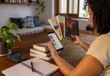 Compra de livros são vistos como investimento por 47% dos brasileiros Pessoa organiza livros e orçamento doméstico ao planejar a compra de livros.