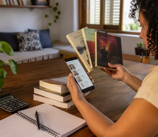 Compra de livros são vistos como investimento por 47% dos brasileiros Pessoa organiza livros e orçamento doméstico ao planejar a compra de livros.