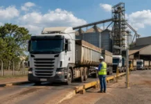MPF firma acordo para controlar peso de caminhões em Rondônia Excesso de peso é controlado durante pesagem de caminhão graneleiro em Rondônia