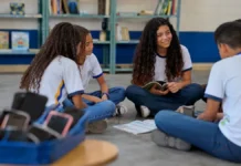 Uso de celular por crianças cai e segurança vira principal preocupação dos pais crianças com celular