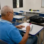 EJA permite que jovens e adultos retomem os estudos em Porto Velho Educação de Jovens e Adultos mostra estudante em sala de aula de Porto Velho