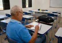 EJA permite que jovens e adultos retomem os estudos em Porto Velho Educação de Jovens e Adultos mostra estudante em sala de aula de Porto Velho