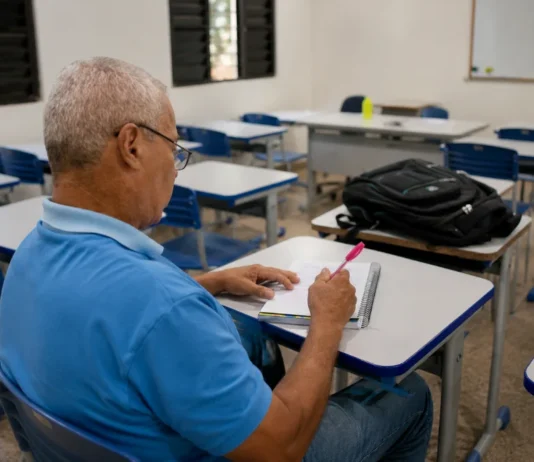 EJA permite que jovens e adultos retomem os estudos em Porto Velho Educação de Jovens e Adultos mostra estudante em sala de aula de Porto Velho