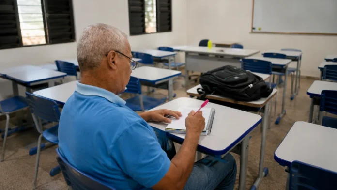 Educação de Jovens e Adultos mostra estudante em sala de aula de Porto Velho