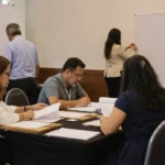 Propaganda intrapartidária nas Eleições 2026 tem prazo e limites Eleições 2026 com integrantes de partido organizando documentos para uma convenção interna.