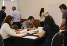 Propaganda intrapartidária nas Eleições 2026 tem prazo e limites Eleições 2026 com integrantes de partido organizando documentos para uma convenção interna.