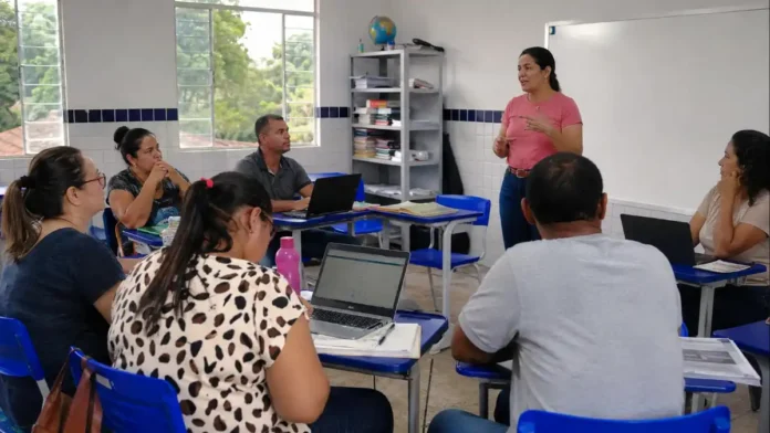 Profissionais participam de formação continuada na educação pública