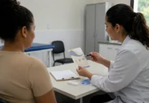 Hepatites virais exigem testagem e prevenção em Rondônia Profissional de saúde orienta paciente sobre prevenção e testagem de hepatites virais em Rondônia.