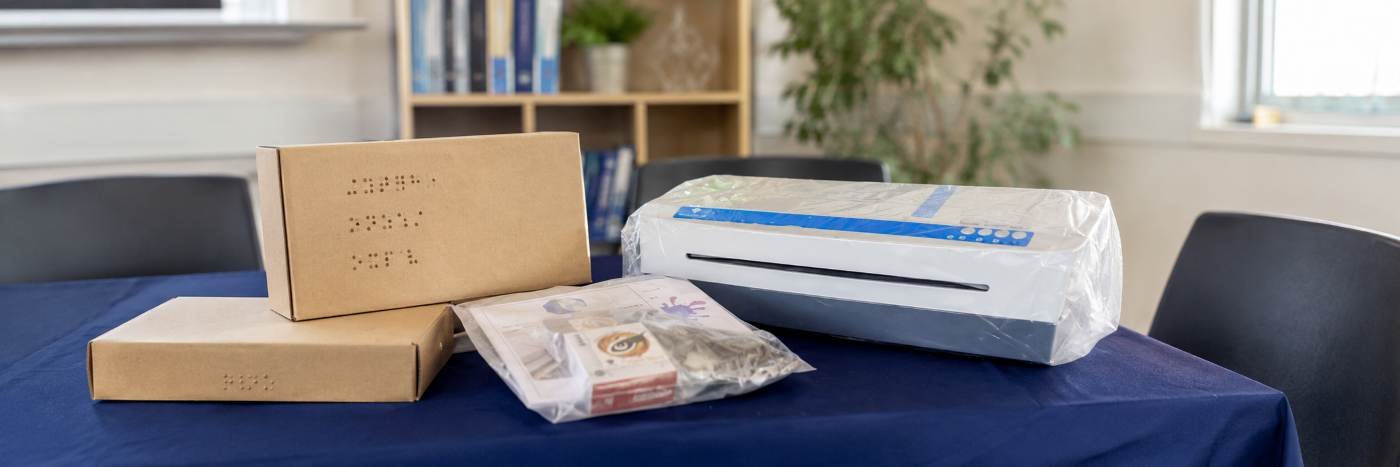 Impressora Braille e materiais acessíveis sobre mesa para reforçar inclusão escolar de estudantes com deficiência visual em Rondônia