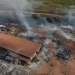 Incêndio é controlado após atingir barracão na Vila Princesa Incêndio na Vila Princesa atinge barracão e área de materiais recicláveis em Porto Velho