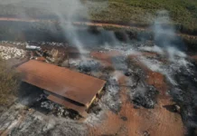 Incêndio é controlado após atingir barracão na Vila Princesa Incêndio na Vila Princesa atinge barracão e área de materiais recicláveis em Porto Velho
