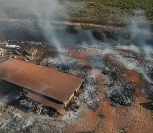 Incêndio é controlado após atingir barracão na Vila Princesa Incêndio na Vila Princesa atinge barracão e área de materiais recicláveis em Porto Velho