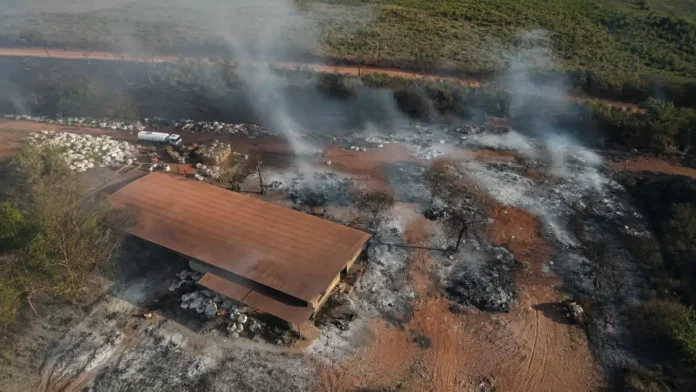 Incêndio na Vila Princesa atinge barracão e área de materiais recicláveis em Porto Velho