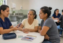 Rondônia recebe 1.848 tubetes de insulina glargina pelo SUS Insulina glargina em Rondônia é apresentada a paciente idoso e cuidador em Unidade Básica de Saúde