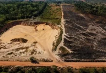 MPF pede recuperação de área após mineração ilegal em Rio Crespo Área degradada por mineração ilegal em Rondônia, com solo exposto, cavas e vegetação remanescente.