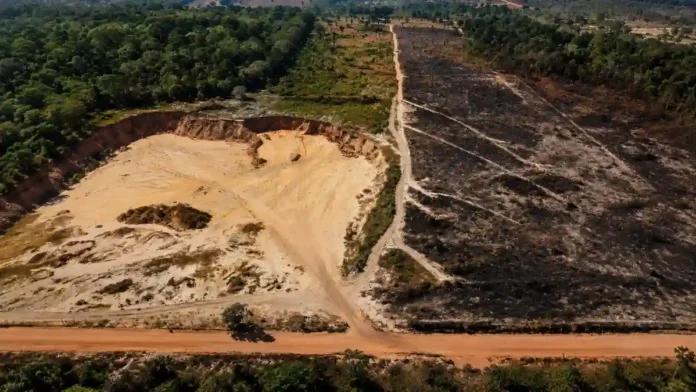 Área degradada por mineração ilegal em Rondônia, com solo exposto, cavas e vegetação remanescente.
