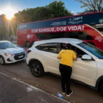 Ação com motoristas reforça doação de sangue em Porto Velho Motorista recebe orientação sobre doação de sangue durante ação educativa em Porto Velho.