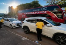 Ação com motoristas reforça doação de sangue em Porto Velho Motorista recebe orientação sobre doação de sangue durante ação educativa em Porto Velho.
