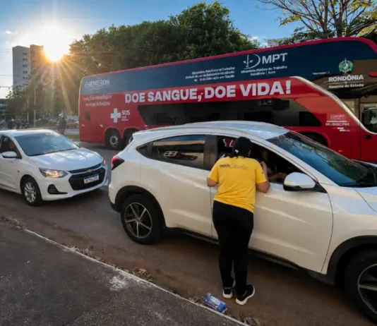 Ação com motoristas reforça doação de sangue em Porto Velho Motorista recebe orientação sobre doação de sangue durante ação educativa em Porto Velho.
