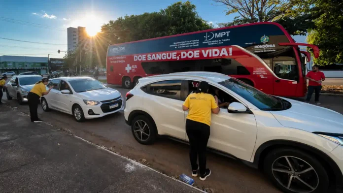 Motorista recebe orientação sobre doação de sangue durante ação educativa em Porto Velho.