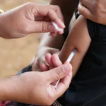 Multivacinação começa segunda para menores de 15 anos em Rondônia Profissional aplica dose durante a Multivacinação 2026 em Rondônia.