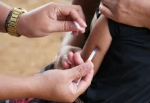 Multivacinação começa segunda para menores de 15 anos em Rondônia Profissional aplica dose durante a Multivacinação 2026 em Rondônia.