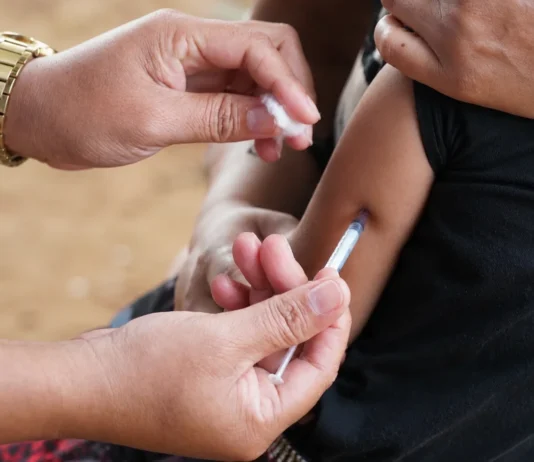 Multivacinação começa segunda para menores de 15 anos em Rondônia Profissional aplica dose durante a Multivacinação 2026 em Rondônia.