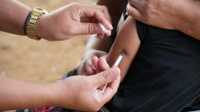 Profissional aplica dose durante a Multivacinação 2026 em Rondônia.