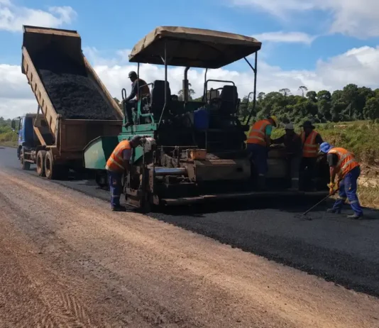 Recuperação da RO-473 avança com serviços entre Teixeirópolis e Urupá Obra na RO-473 entre Teixeirópolis e Urupá