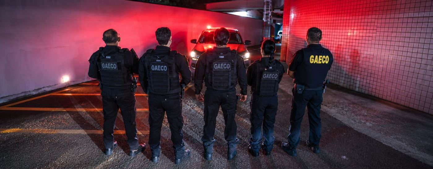 Agentes do GAECO em operação noturna com viatura ao fundo durante ação integrada em Rondônia