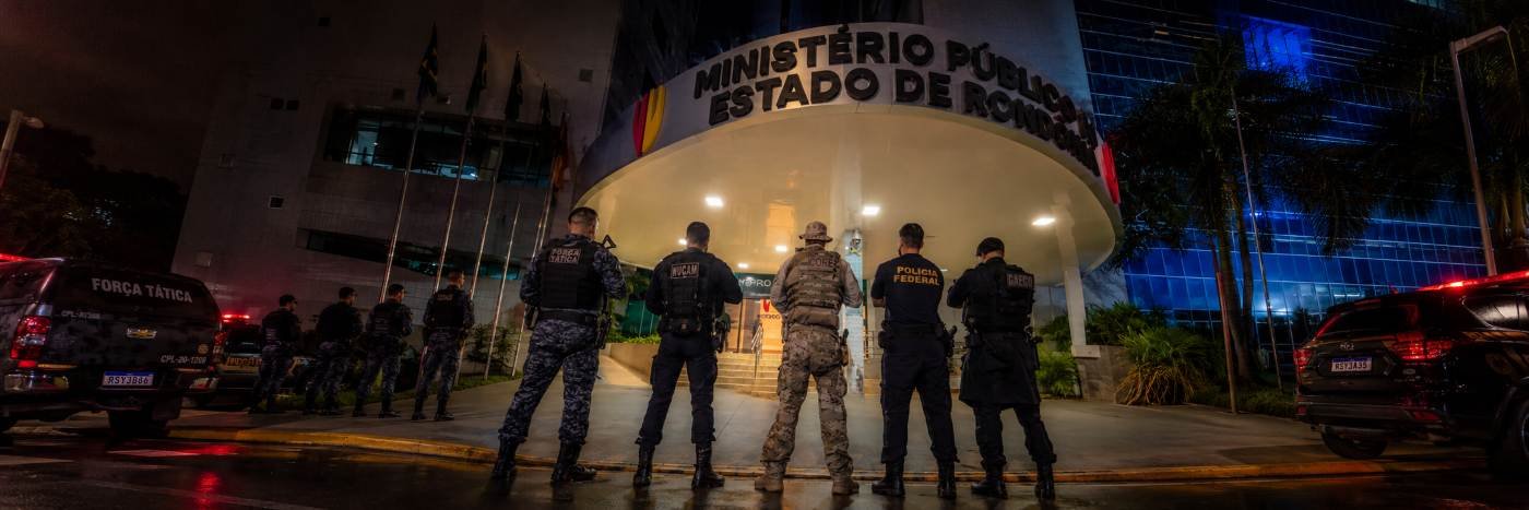 Agentes de segurança em frente ao Ministério Público de Rondônia durante ação integrada da Operação Audácia XI