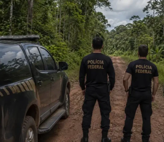 PF apura madeira e minério ilegais em terras indígenas de Rondônia Viatura da Polícia Federal em estrada amazônica próxima a terras indígenas de Rondônia durante operação ambiental