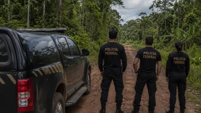 Viatura da Polícia Federal em estrada amazônica próxima a terras indígenas de Rondônia durante operação ambiental