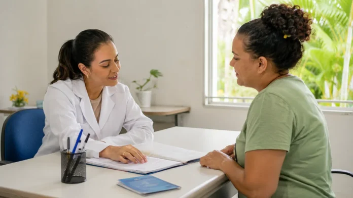 Orientação sobre hepatite B em unidade pública de Rondônia Profissional de saúde orienta paciente adulto sobre tratamento da hepatite B em unidade pública de Rondônia