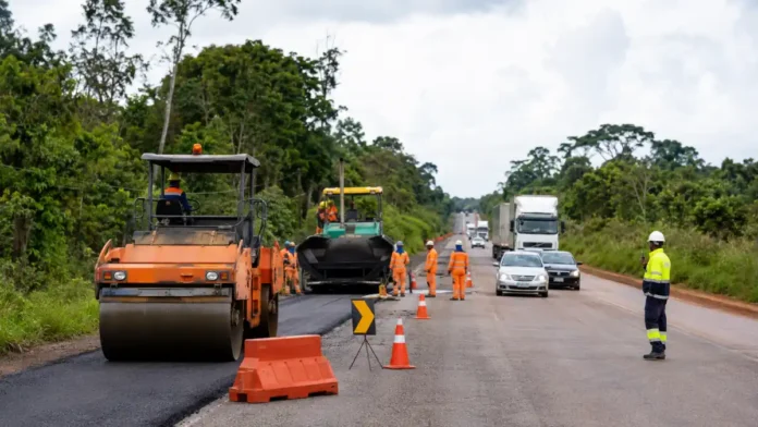 Pare e Siga na BR-364 durante serviço de recuperação do pavimento em Rondônia