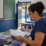 Reajuste de 5,4% no piso do magistério alcança 3,5 mil em Porto Velho Professora revisa planejamento escolar relacionado ao piso do magistério em Porto Velho.
