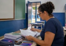 Reajuste de 5,4% no piso do magistério alcança 3,5 mil em Porto Velho Professora revisa planejamento escolar relacionado ao piso do magistério em Porto Velho.