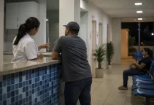 Moradores de Vilhena têm atendimento noturno em 5 UBS até as 22h Profissional atende morador em UBS de Vilhena durante horário noturno.