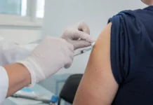 Campanha de vacinação contra gripe em Rondônia segue até 31 de julho Aplicação de vacina no braço durante vacinação contra gripe em Rondônia