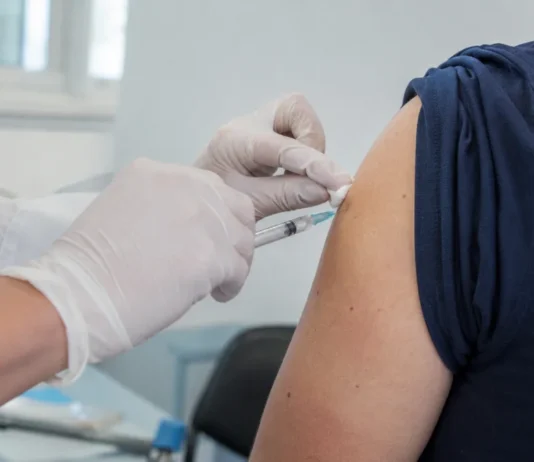 Campanha de vacinação contra gripe em Rondônia segue até 31 de julho Aplicação de vacina no braço durante vacinação contra gripe em Rondônia