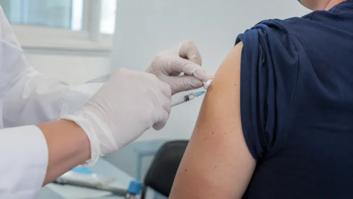 Vacinação contra gripe em Rondônia Aplicação de vacina no braço durante vacinação contra gripe em Rondônia