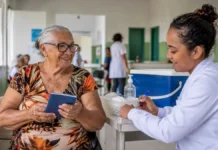 Idosos são foco na reta final da vacinação contra gripe em Rondônia Pessoa idosa recebe vacinação contra gripe em Rondônia