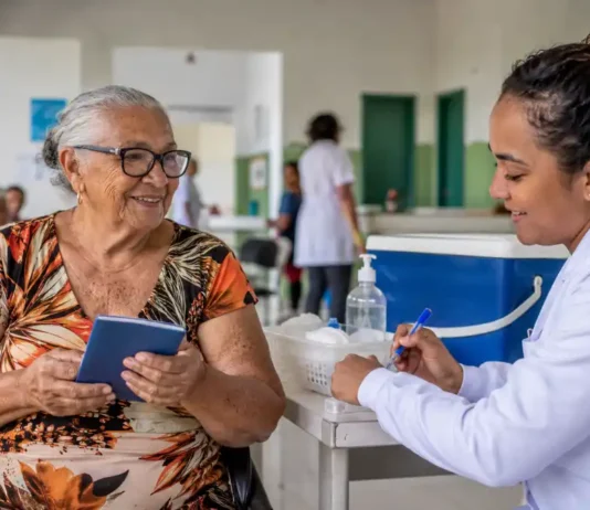 Idosos são foco na reta final da vacinação contra gripe em Rondônia Pessoa idosa recebe vacinação contra gripe em Rondônia