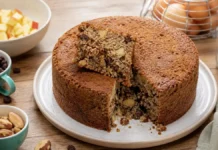Bolo de frutas sem leite, sem açúcar adicionado e sem glúten Bolo de frutas sem leite e sem glúten com maçã, banana, uvas-passas e castanhas