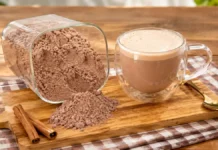 Cappuccino caseiro de chocolate é opção para manhãs em Rondônia Cappuccino caseiro de chocolate servido em uma xícara com textura cremosa