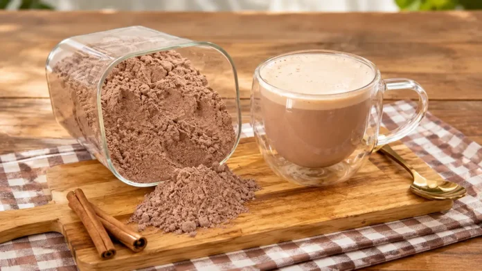 Cappuccino caseiro de chocolate cremoso Cappuccino caseiro de chocolate servido em uma xícara com textura cremosa