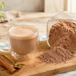 Cappuccino caseiro de chocolate para guardar no pote Cappuccino caseiro de chocolate ao lado de pote com mistura em pó