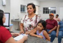 Corujão da Saúde atende à noite em Porto Velho; veja quando procurar Mulher acompanhada de criança recebe atendimento noturno no Corujão da Saúde em Porto Velho.