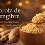 Farofa de gengibre com manteiga e farinha de mandioca Farofa de gengibre servida em tigela de madeira com colher